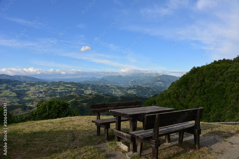 Panorama d'Appennino con tavolo e panche in primo piano Panorama d'Appennino con tavolo e panche in primo piano