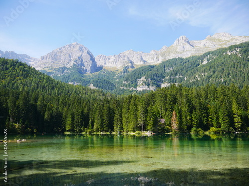 Fototapeta Naklejka Na Ścianę i Meble -  Tovelsee, Italien: Die Dolomiten erheben sich hoch über dem wunderschönen See