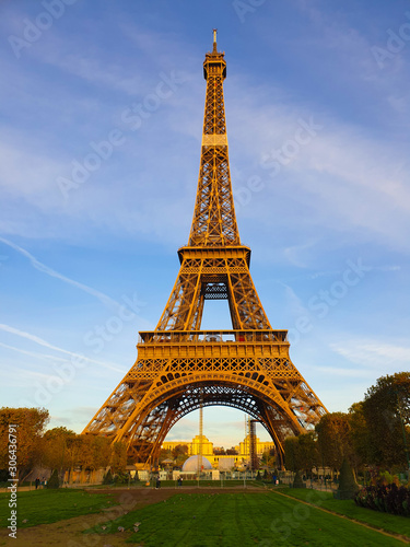 Canvas Print View of Eiffel tower in paris
