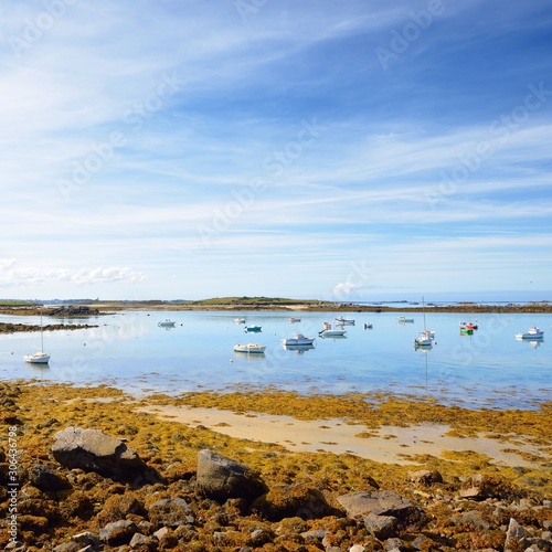 Photo Yachts and boats during ocean low tide in Lilia, Brittany, France