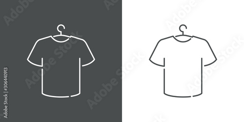 Icono plano lineal camiseta t con percha en fondo gris y fondo blanco
