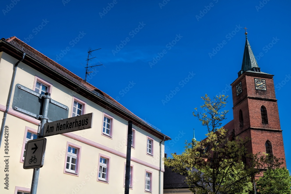 stadtpfarrkirche st. marien und straßenschild am henkerhaus in bernau bei berlin, deutschland