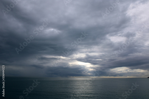 Nuvole scure sul mare photo