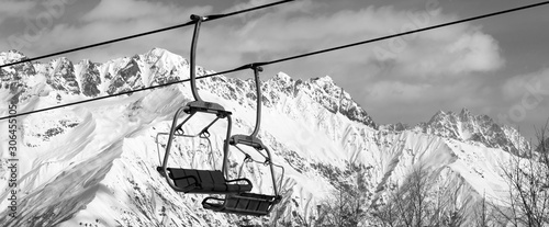 Obraz na plátně Chair lift in snowy mountains at nice sunny day