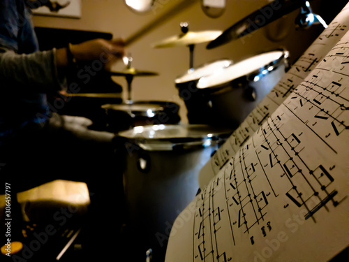 Foto musician drummer practice with notes in the studio