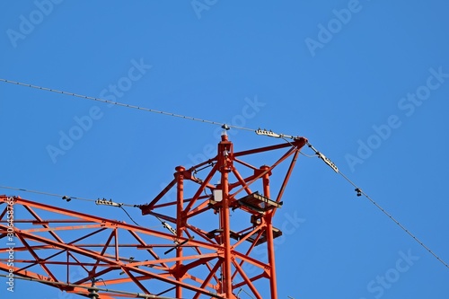 青空バックにそびえる送電線の鉄塔
