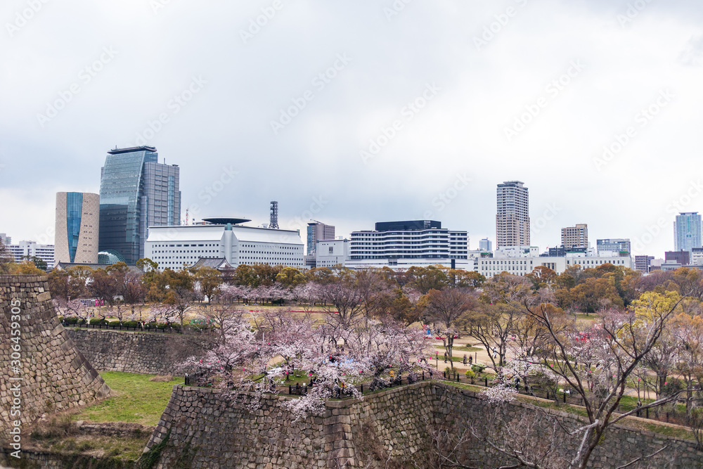 Obraz premium Osaka city view from Osaka Castle in spring.