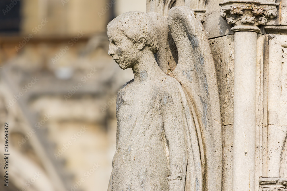 Φωτογραφία Statue of an angel outside the Notre Dame Cathedral in Paris, France