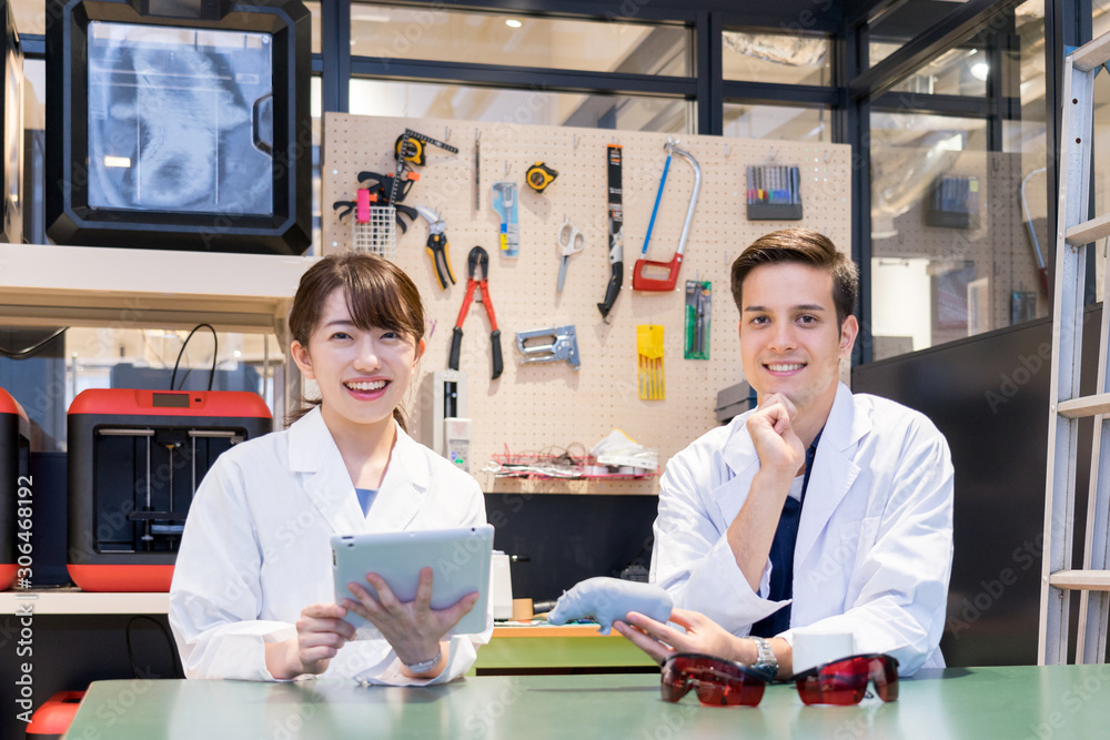 Obraz premium 笑顔の白衣の若い研究者