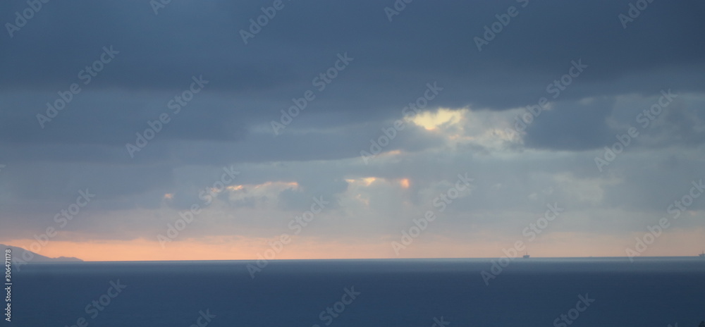 Crespucular light on the Pacific Crespucular light on the Pacific