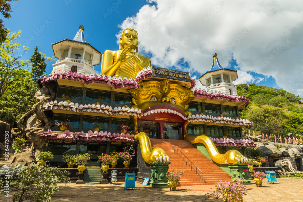 Obraz premium The Golden Temple in Dambulla Sri Lanka - a UNESCO heritage site.