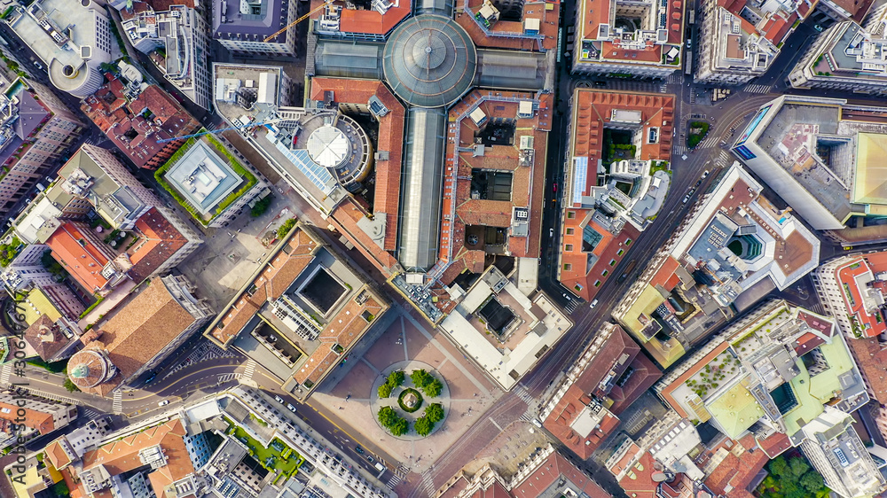 Naklejka premium Mediolan, Włochy. Galeria Wiktora Emanuela II 1865-1877 rok budowy. Widok z lotu ptaka na dachy miasta, widok z lotu ptaka, STRZAŁ GŁOWY