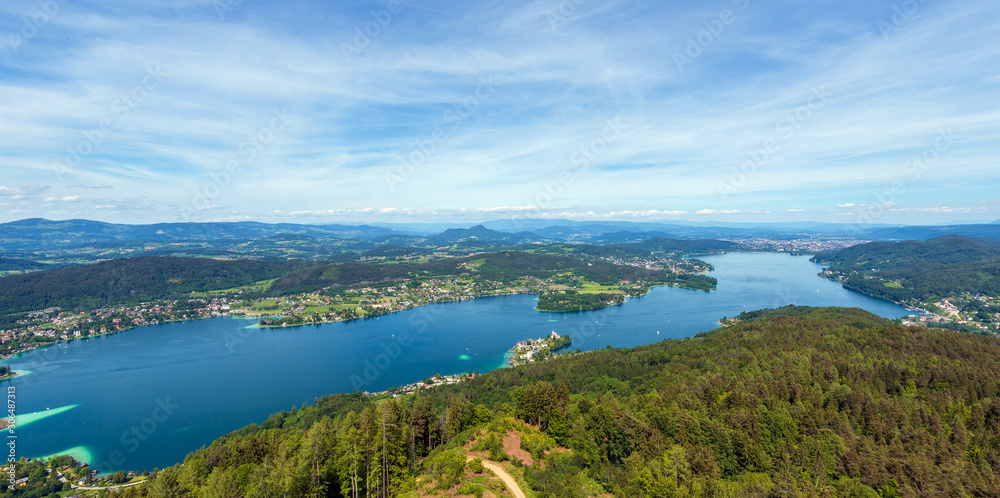 Blick über einen großen Teil des Wörthersees im Sommer, Kärnten, Österreich