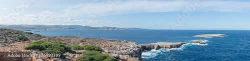 Côte rocheuse et îlot à proximité du cap et du phare de Cavallería, Minorque, îles Baléares