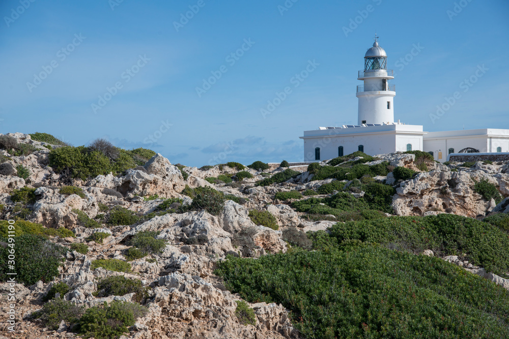 Côte rocheuse et phare de Cavallería, Minorque, îles Baléares