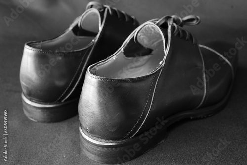 靴 皮靴 黒 黒背景 イタリア製 男物 モノクロ 白黒