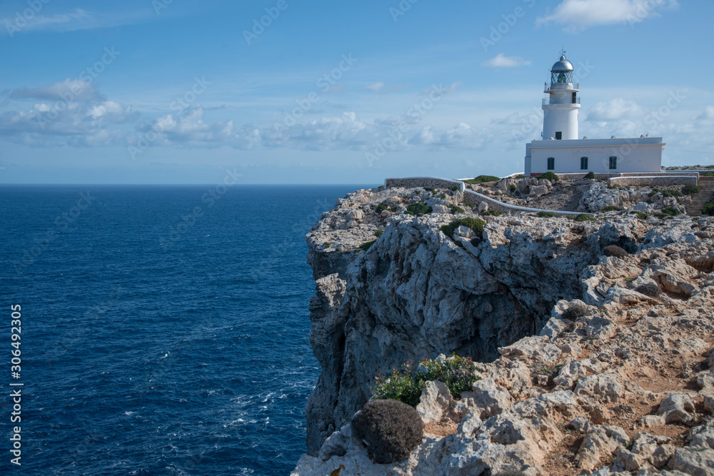Côte rocheuse et phare de Cavallería, Minorque, îles Baléares
