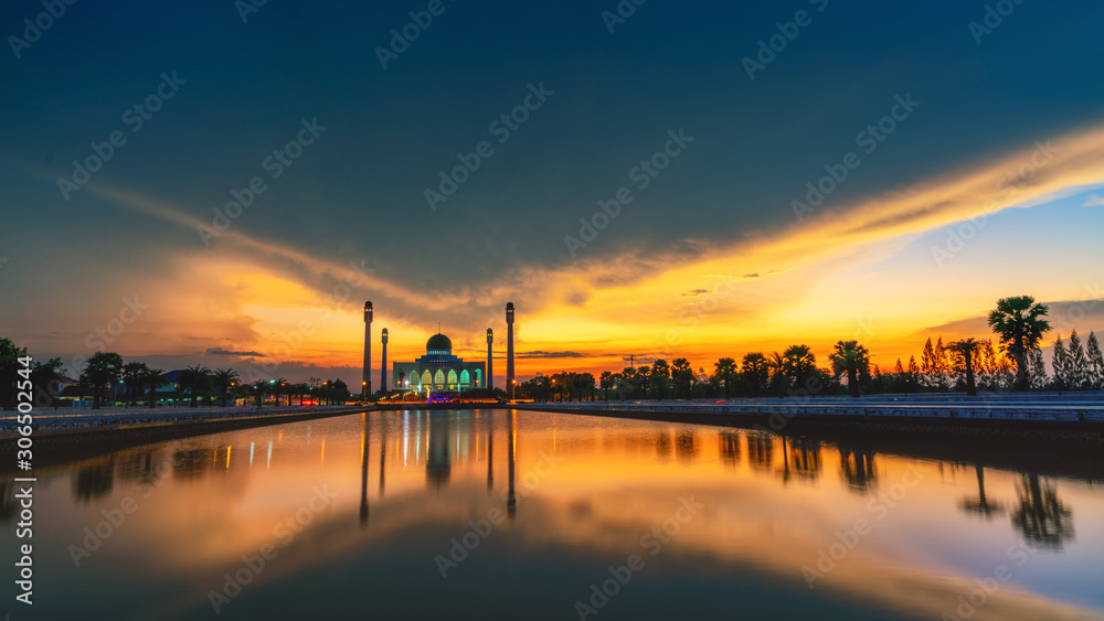 The beautiful light appeared on the back of a mosque in Thailand. The beautiful light appeared on the back of a mosque in Thailand.