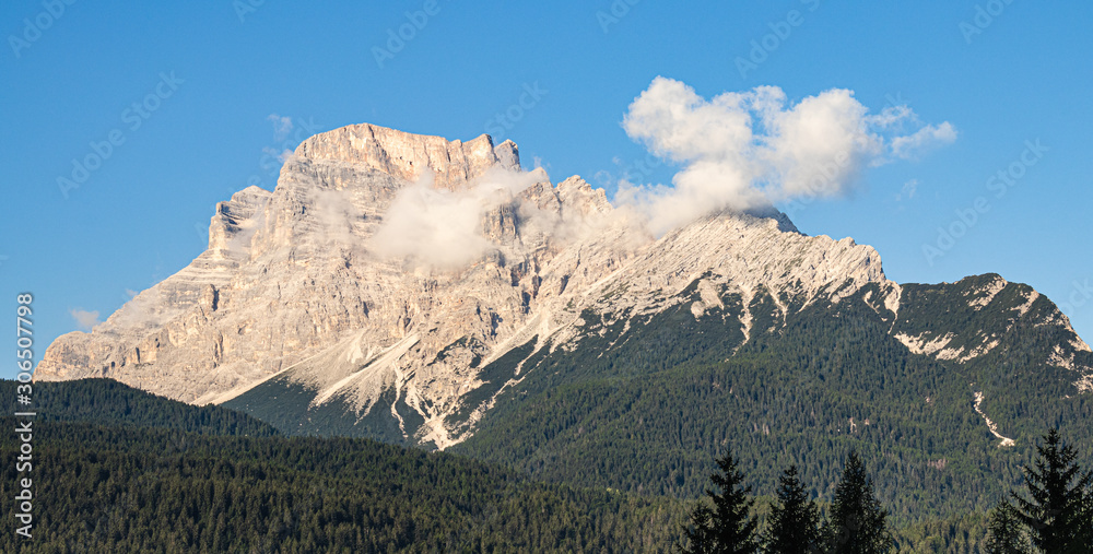 Obraz premium Dolomity widok na szczyt Pelmo. Krajobraz górski. Góra Pelmo i chmury na tle błękitnego nieba.