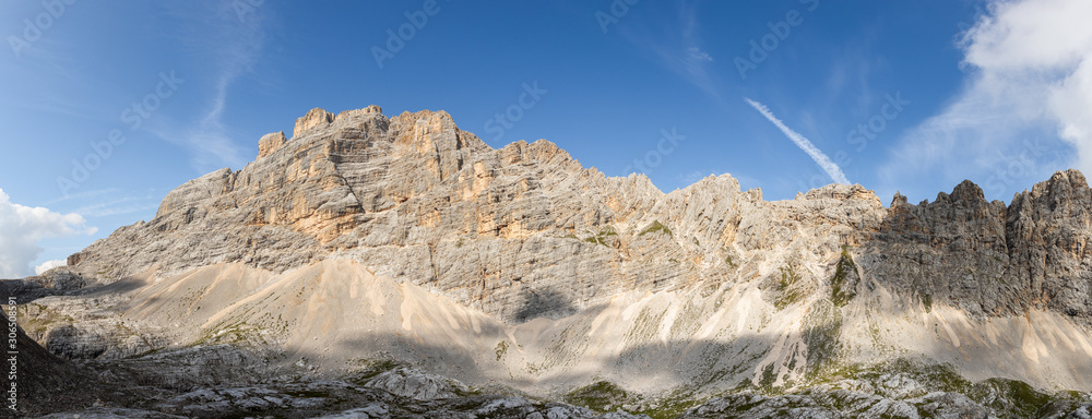 Obraz premium Panorama grupy skalnej Sorapis w Dolomitach. Turystyka wysokogórska - włoskie Alpy.