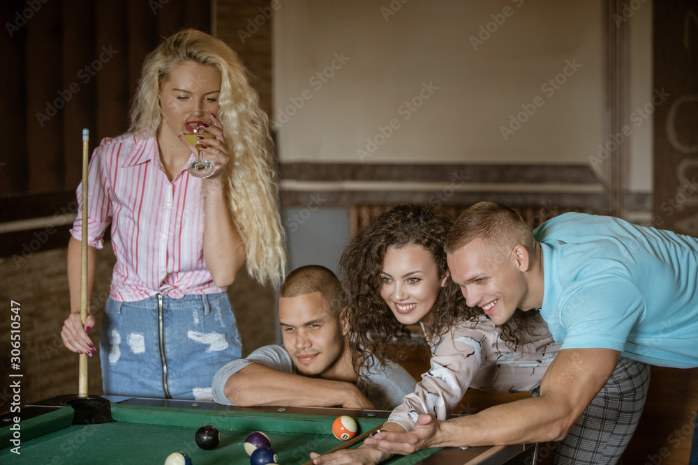 Naklejka premium Young people playing snooker at bar