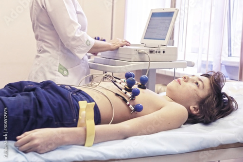 Cuadro en lienzo teebager kid boy under regular medical ecg test appointment with doctor