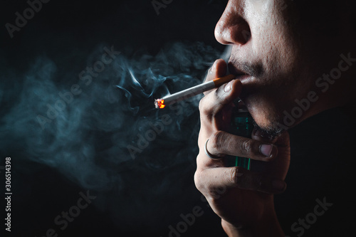 People who smoke with a black background Causing lung cancer 