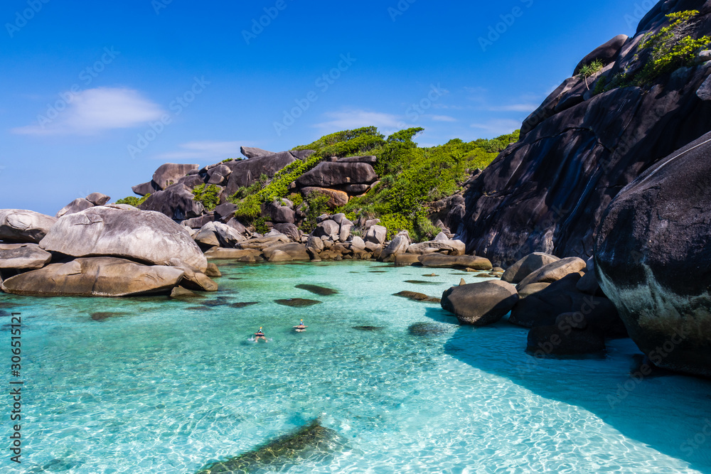 Obraz premium Beautiful tropical beach and ocean on a small island (Similan Islands)