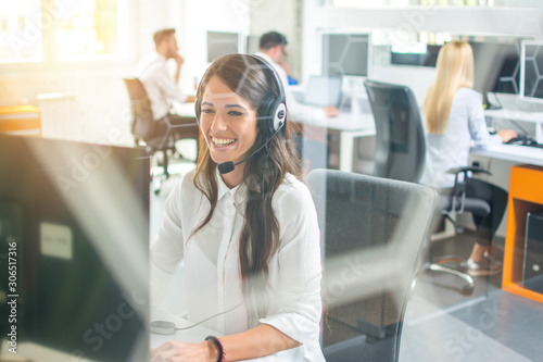 Stampa su tela Friendly female call center operator working in office