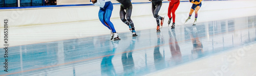 Photo speed skating competition mass start men athletes skaters