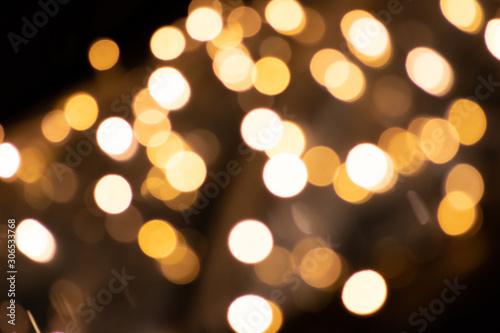 Funkelnde Lichter als weihnachtliches Bokeh ist der perfekte Hintergrund für Weihnachtsfeier, Silvesterparty und festliche Einladungskarten in der Adventszeit und an Neujahr