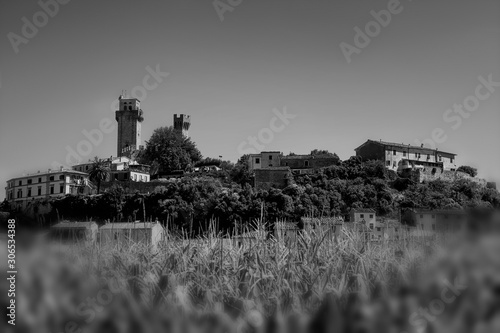 Nozzano castello a Lucca con alberi e campagna photo