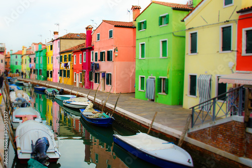 La città di Venezia con gondole e canali © Stefano