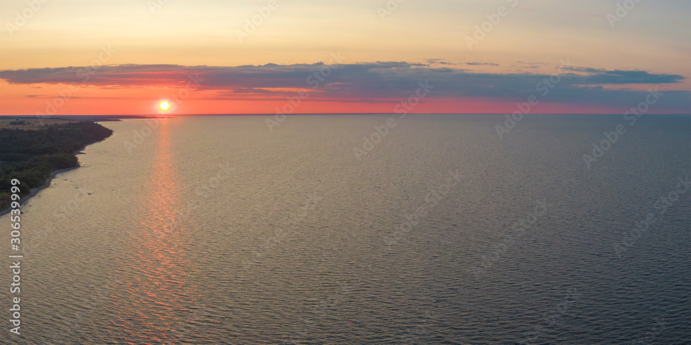 Fototapeta premium sunset sun over the sea.