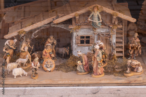 Weihnachtliche Krippe auf dem Christkindlemarkt aus Holz geschnitzt mit dem Christkind und dem Stall in Bethlehem zeigt die Weihnachtsgeschichte im Advent