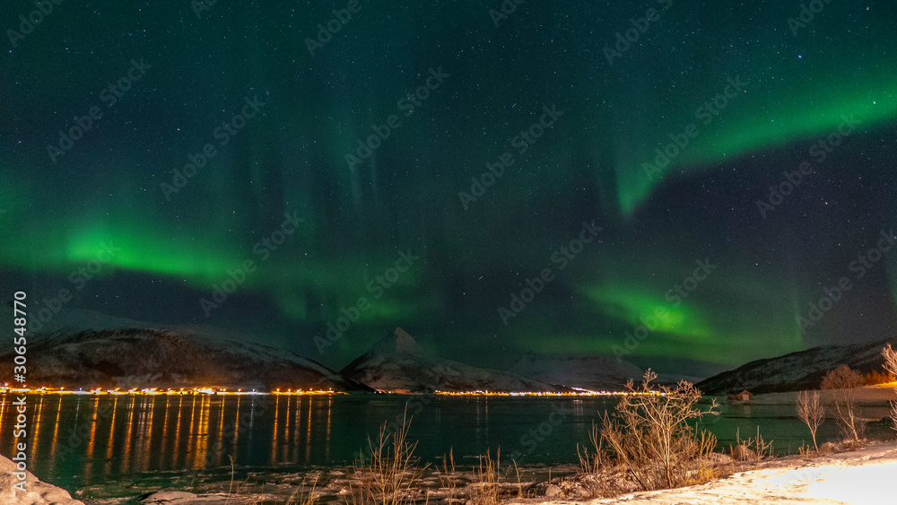 Aurores boréales au bord de la mer en norvège