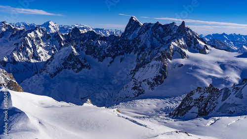 alpes du mont blanc enneigées au soleil et ciel bleu © youpi4.fc