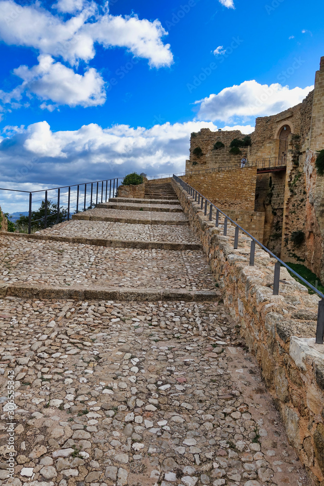 Escaleras de castillo en ruinas de Montesa
