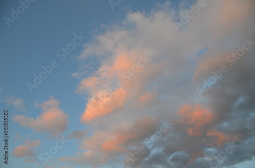 rosige Wolke