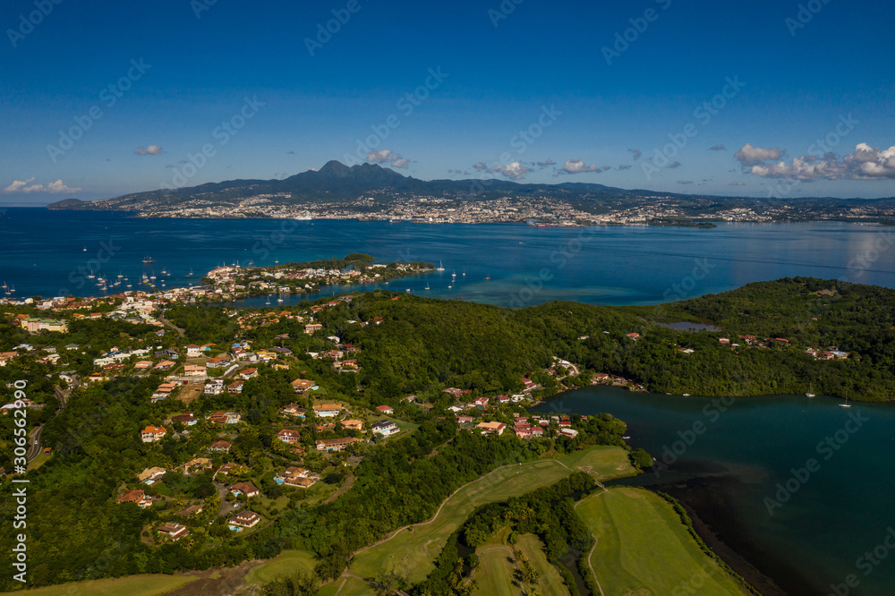 Vue aérienne du golf des Trois Ilets, en Martinique, par très beau temps