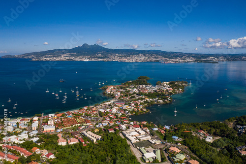 Vue aérienne de la Pointe du Bout, en Martinique, par très beau temps, avec la baie de Fort de France en arrière plan