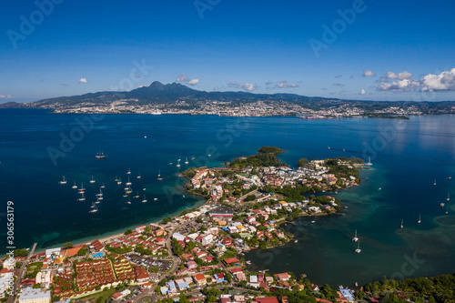 Vue aérienne de la Pointe du Bout, en Martinique, par très beau temps, avec la baie de Fort de France en arrière plan