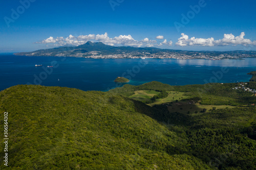 Vue aérienne de l'îlet Ramier, en Martinique, par très beau temps, avec Fort de France, les pitons du Carbet dans le fond