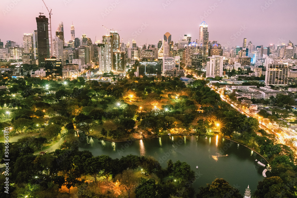 Obraz premium Bangkok city skyline with Lumpini park and urban skyscrapers at twilight