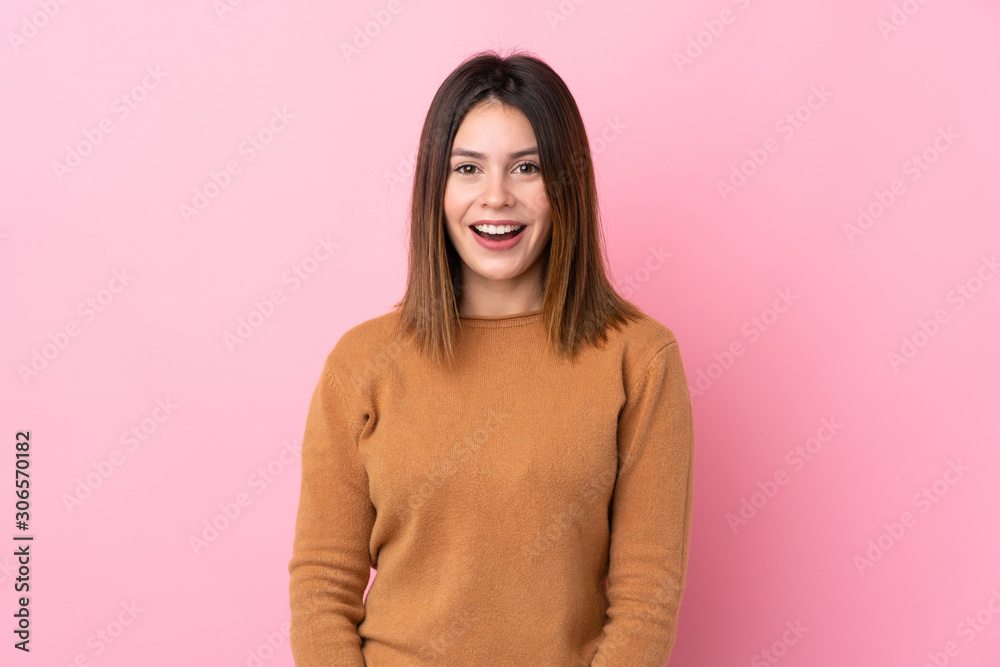 Obraz premium Young woman over isolated pink background with surprise facial expression