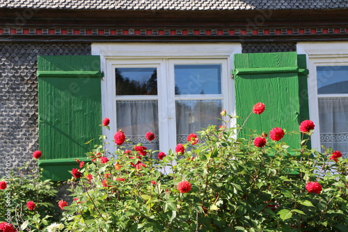 Traditionelles Landhaus mit Bauerngarten im Bregenzer Wald, Vorarlberg, Österreich