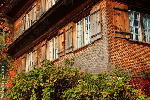 Traditionelles, altes Bauernhaus im Bregenzerwald, Vorarlberg, Österreich