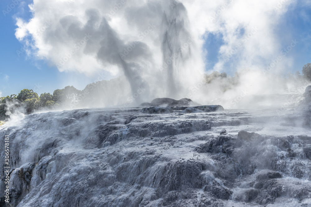 Pohutu Geysir im Te-Puia-Thermalpark im Whakarewarewa Valley auf der Nordinsel von Neuseeland Pohutu Geysir im Te-Puia-Thermalpark im Whakarewarewa Valley auf der Nordinsel von Neuseeland