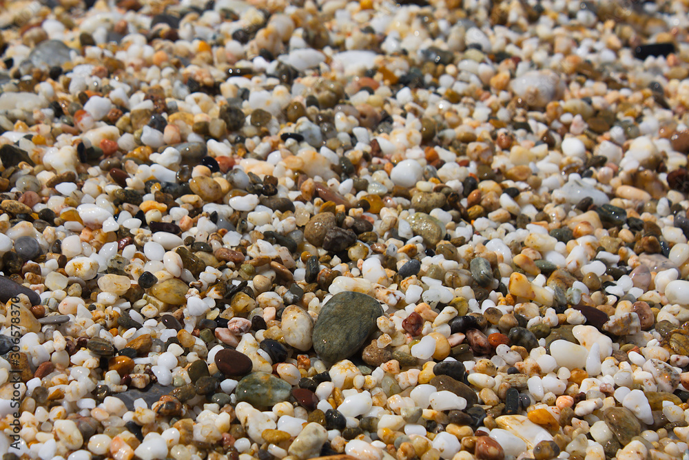 Nasse Kieselsteine am Strand von Kreta im Sommer.