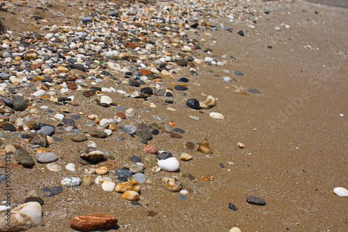 Nasse Kieselsteine am Strand von Kreta im Sommer.